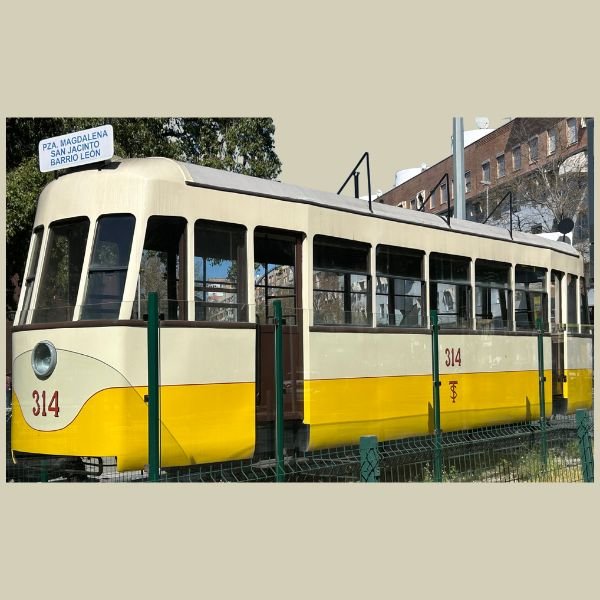 Vista lateral del tranvia 314 en Triana
